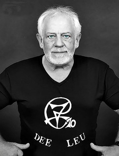 JF mit Dee Leu Logo auf  T-Shirt.jpg